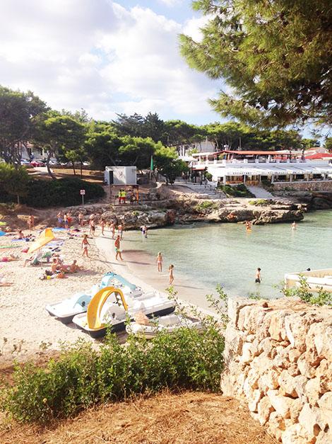 La piccola spiaggia di Cala Blanca