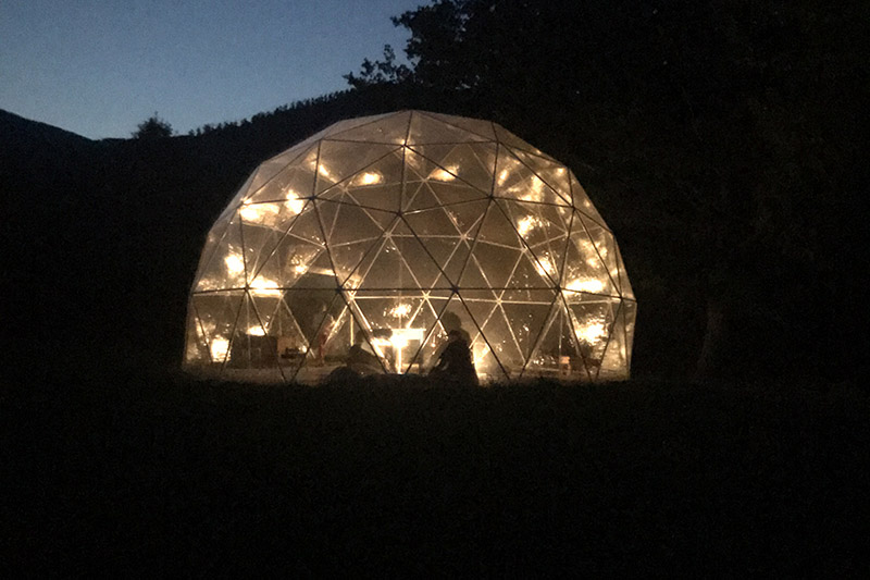 La "sala comune" del Bubble Retreat illuminata durante la notte
