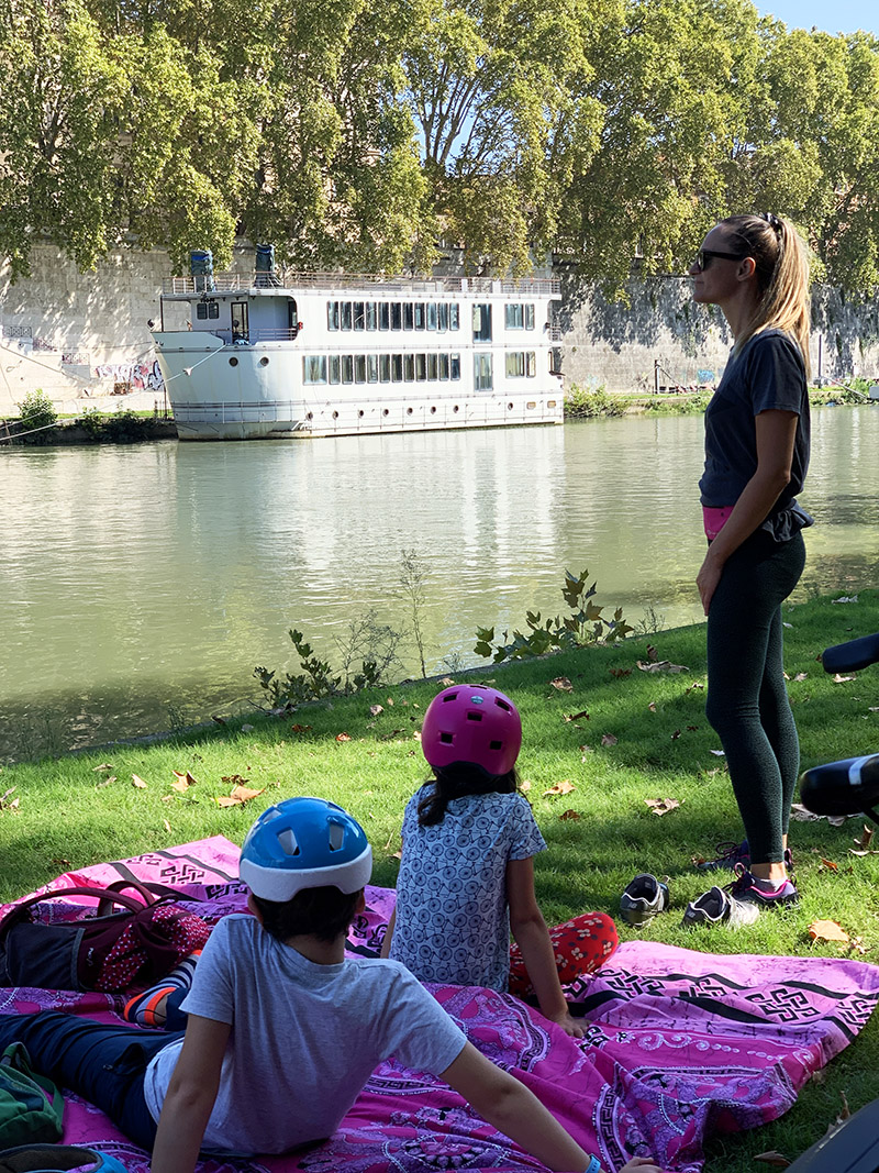 Pausa merenda sulle sponde del Tevere