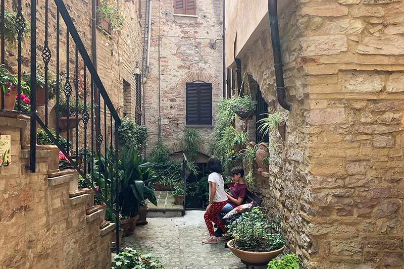 bambini tra i vicoli di spello