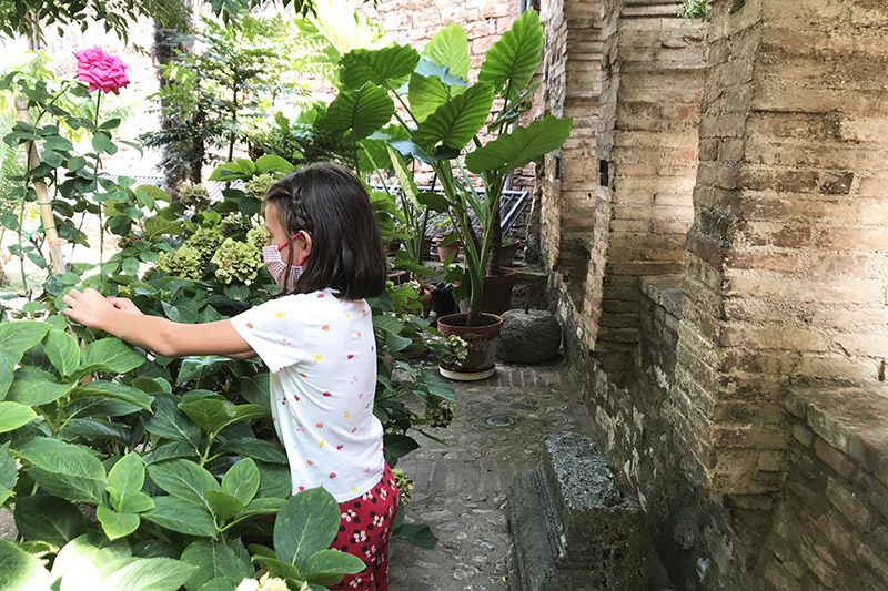 Bambina al Giardino Hortus di Spello