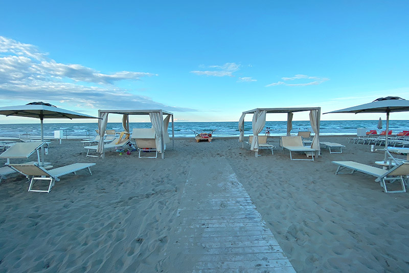 Comodi gazebi negli stabilimenti baleari di Riccione