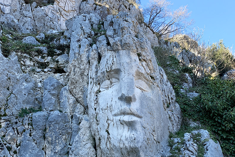 Cervara di Roma: figure scolpite nelle rocce