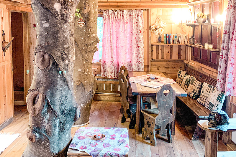 L'interno della Casa sull'Albero al Dolomiti Village