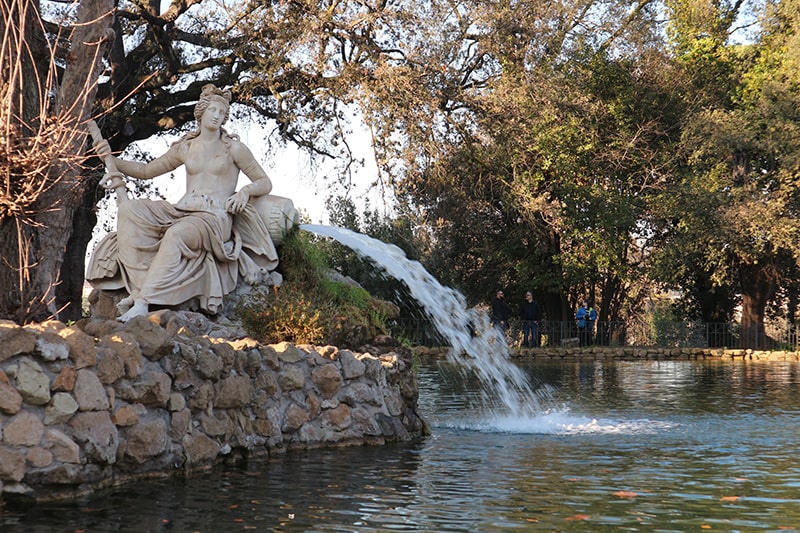 Giro in barca a Villa Borghese