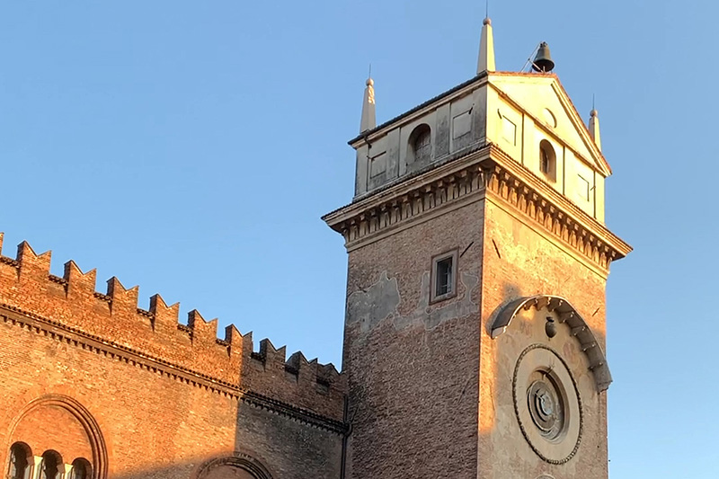La Torre dell'orologio a Mantova (Piazza delle Erbe)