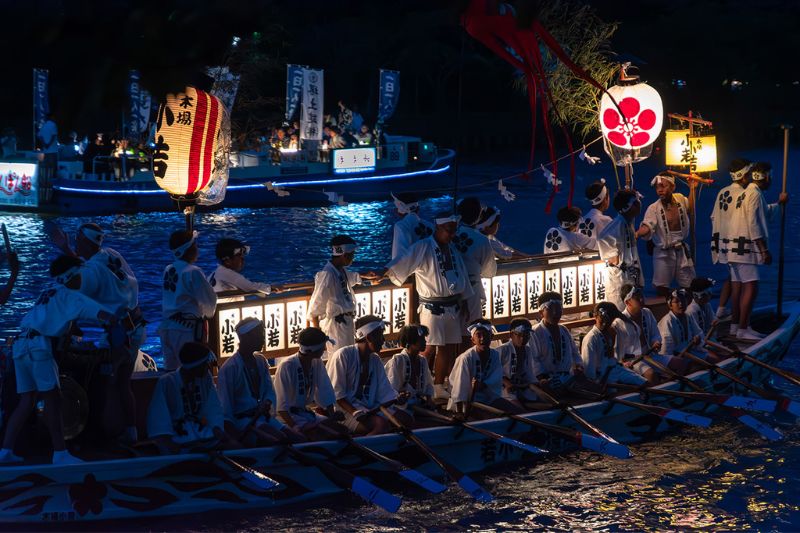 La processione fluviale notturna del Tanjin Matsuri