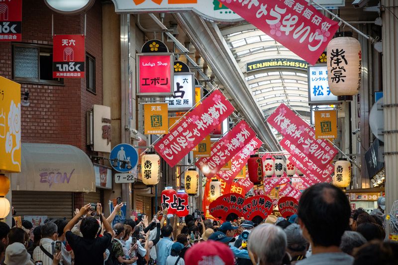 Il Tenjinbashisuji Shotengai durante il festival Tenjin