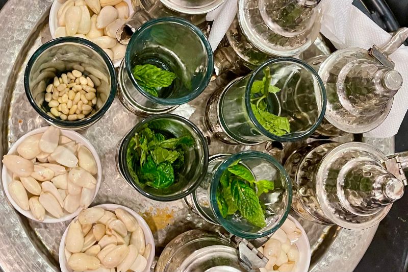 Tè alla menta con mandorle e pinoli al Café Mrabet di Tunisi