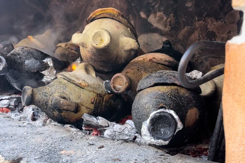 La carne cotta alla brace dentro un vaso di terracotta