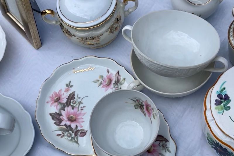 Le classiche tazzine della nonna nei mercatini dell'usato